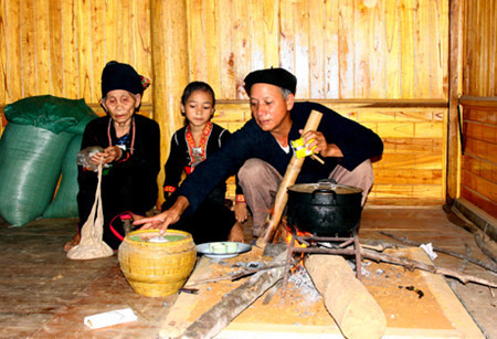 克姆族日常生活中的灶塘 ảnh 1 克姆族日常生活中的灶塘 ảnh 1