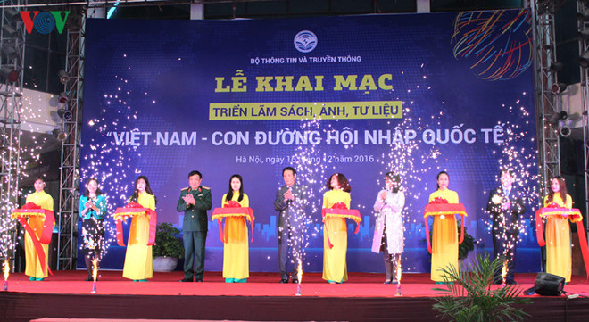 “越南—融入国际之路” 图片资料展在河内举行 ảnh 1