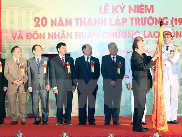 越南政府总理阮春福出席河内经营与技术大学成立20周年纪念典礼 ảnh 1 越南政府总理阮春福出席河内经营与技术大学成立20周年纪念典礼 ảnh 1