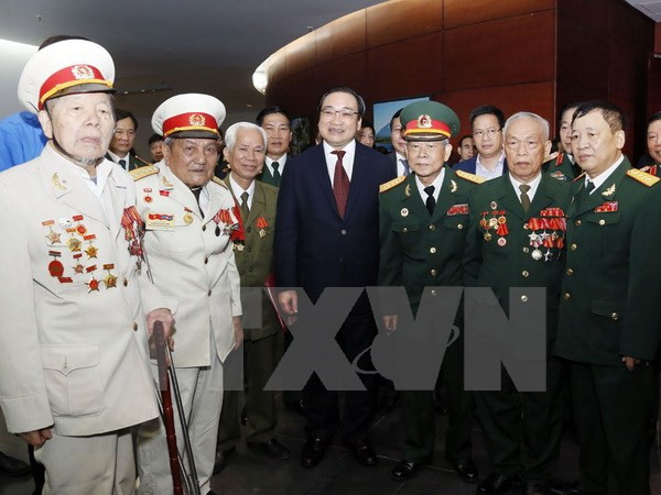 河内市举行参加抗法战争的首都老战士、老先锋青年见面会 ảnh 1