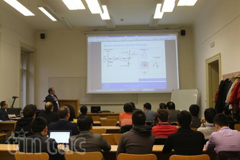 旅居捷克越南青年知识分子关于开展科研活动的研讨会在布拉格举行 ảnh 1