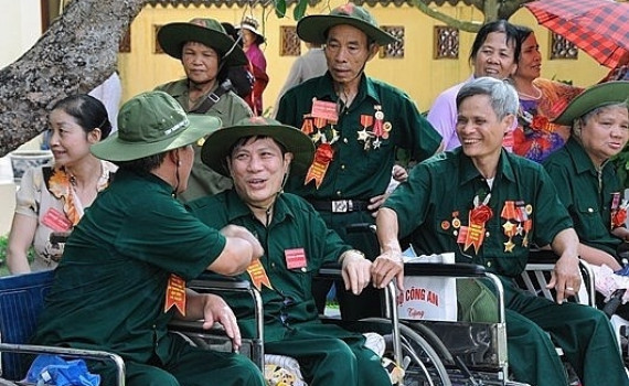 越南伤残军人与烈士日：提请国家主席向革命有功者赠送慰问物资 ảnh 1