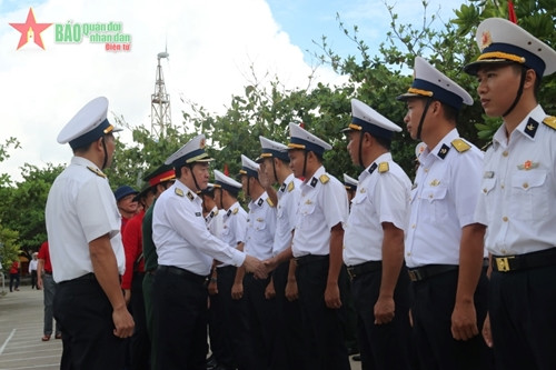第13号工作团圆满结束对越南长沙群岛和DK1海上高脚屋的访问 ảnh 2 第13号工作团圆满结束对越南长沙群岛和DK1海上高脚屋的访问 ảnh 2