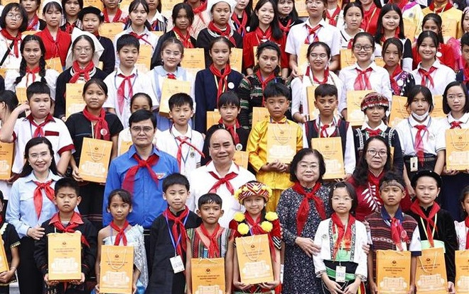 越南国家主席阮春福会见全国各民族优秀少年儿童代表 ảnh 1 越南国家主席阮春福会见全国各民族优秀少年儿童代表 ảnh 1