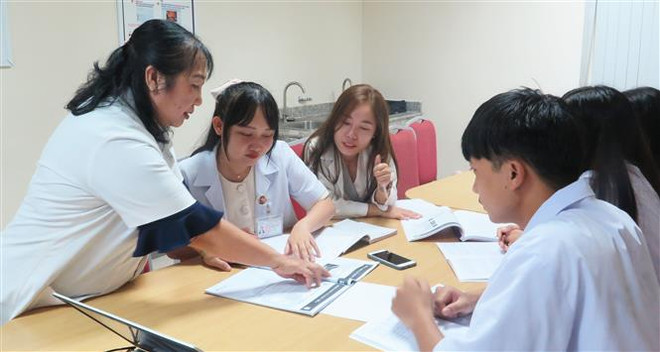 越老建交60周年:承天顺化省为老挝医疗卫生领域的人力资源发展做出积极的贡献 ảnh 1 越老建交60周年:承天顺化省为老挝医疗卫生领域的人力资源发展做出积极的贡献 ảnh 1