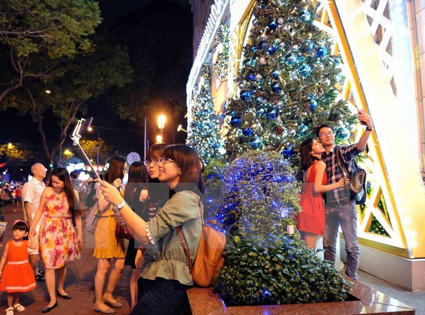 胡志明市开展丰富多彩活动喜迎2018年元旦和春节 ảnh 1