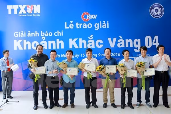 第四届“黄金瞬间”新闻摄影奖颁奖仪式在越南国家通讯中心举行 ảnh 1