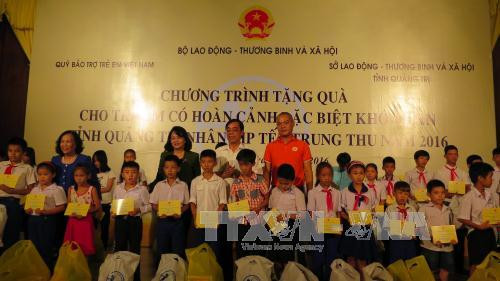 越南国家副主席邓氏玉盛向广治省特困儿童赠送中秋礼物 ảnh 1