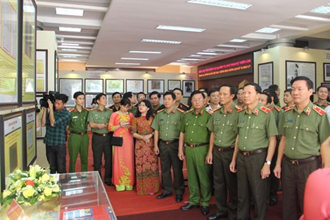 “黄沙和长沙归属越南——历史证据和法律依据”地图资料图片展在河内举行 ảnh 2 “黄沙和长沙归属越南——历史证据和法律依据”地图资料图片展在河内举行 ảnh 2