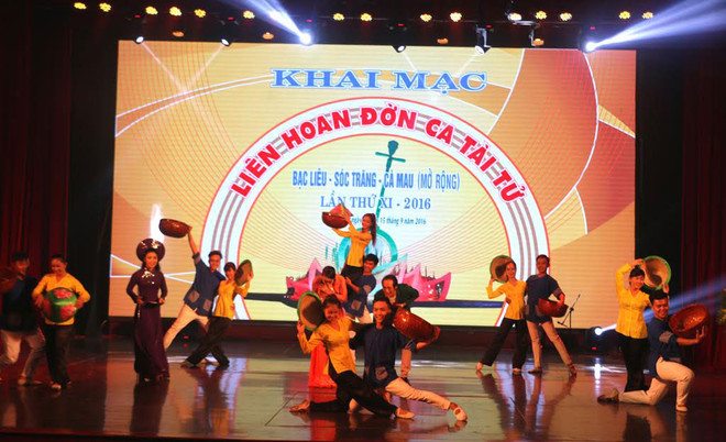 第十一次南部薄辽、朔庄、金瓯三省才子弹唱艺术节在薄辽市举行 ảnh 1