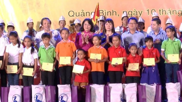 邓氏玉盛副主席出席“与中部沿海地区儿童喜迎中秋佳节”活动 ảnh 1 邓氏玉盛副主席出席“与中部沿海地区儿童喜迎中秋佳节”活动 ảnh 1