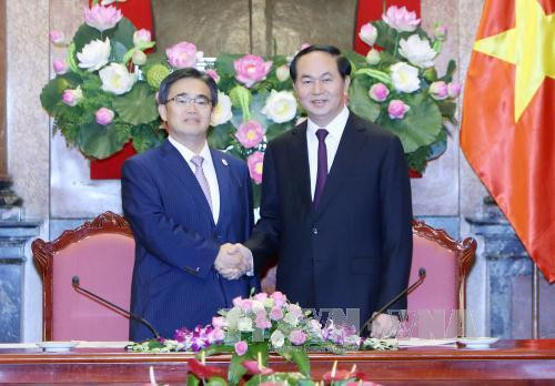 越南国家主席陈大光会见日本爱知县知事大村秀明 ảnh 2