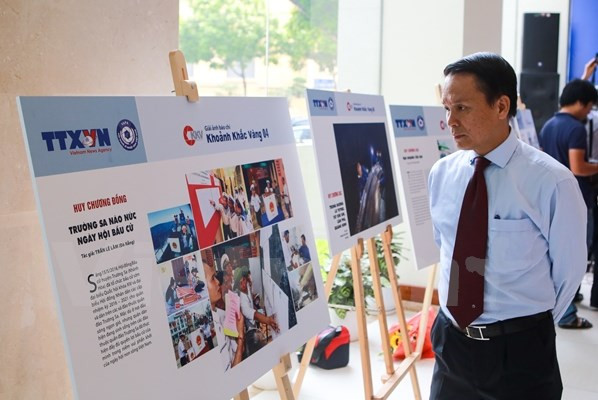 第四届“黄金瞬间”新闻摄影奖颁奖仪式在越南国家通讯中心举行 ảnh 2 第四届“黄金瞬间”新闻摄影奖颁奖仪式在越南国家通讯中心举行 ảnh 2