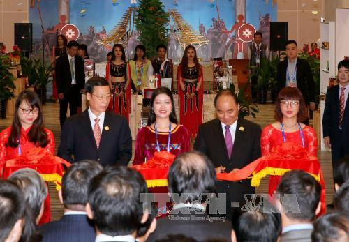 阮春福总理出席主题国越南“魅力之城”开馆仪式 ảnh 1