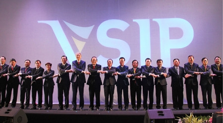 越南-新加坡工业区成立20周年纪念典礼在平阳省举行 ảnh 1 越南-新加坡工业区成立20周年纪念典礼在平阳省举行 ảnh 1