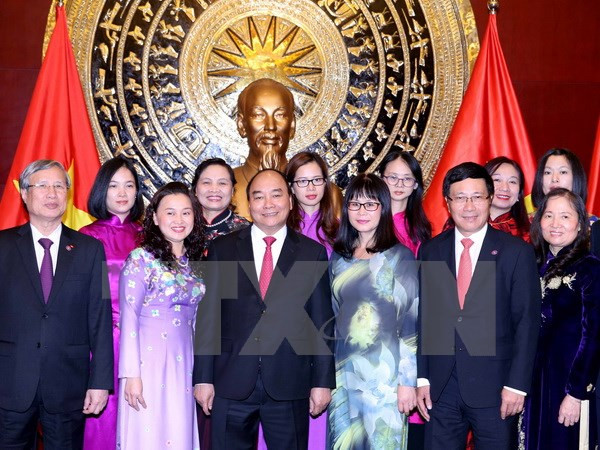 阮春福总理与越南驻华大使馆干部人员及旅居北京越南人社群交谈 ảnh 1 阮春福总理与越南驻华大使馆干部人员及旅居北京越南人社群交谈 ảnh 1