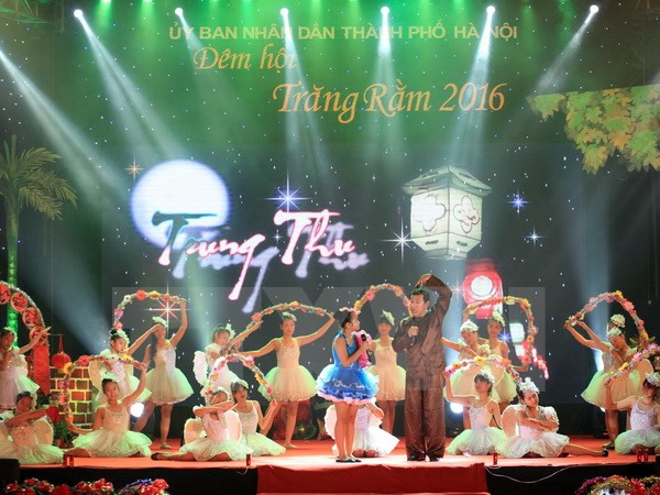 河内儿童在还剑湖欢度古街区中秋节 ảnh 1 河内儿童在还剑湖欢度古街区中秋节 ảnh 1