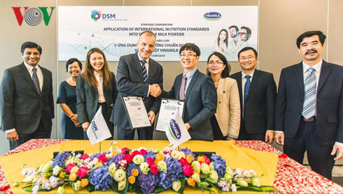 越南乳制品公司和瑞士DSM集团签署战略合作协议 ảnh 1
