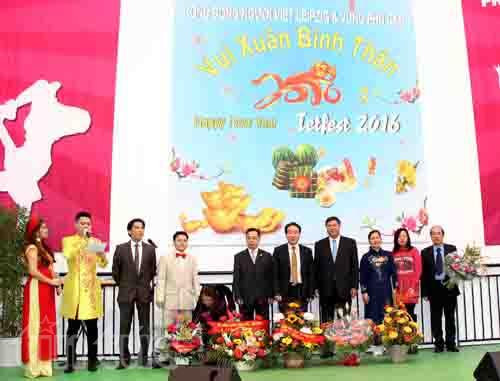 旅德越南人社团向国际友人推介越南传统文化 ảnh 1 旅德越南人社团向国际友人推介越南传统文化 ảnh 1