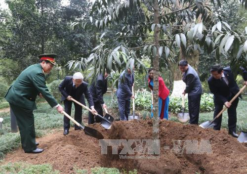越共中央总书记阮富仲在巴为县敬香缅怀胡志明主席 ảnh 1 越共中央总书记阮富仲在巴为县敬香缅怀胡志明主席 ảnh 1