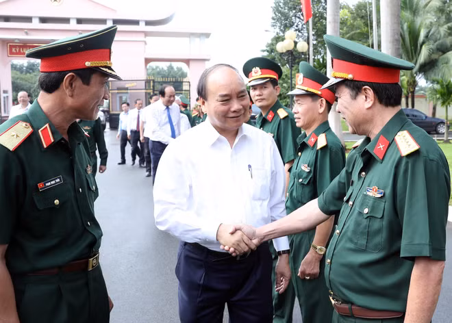 政府总理阮春福视察16号军团 ảnh 2