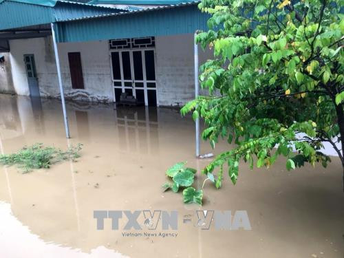 继续寻找洪水中失踪人员看望慰问洪水受灾群众 ảnh 1 继续寻找洪水中失踪人员看望慰问洪水受灾群众 ảnh 1