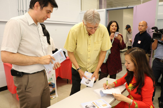 第三本关于胡志明主席书籍亮相加拿大 ảnh 1 第三本关于胡志明主席书籍亮相加拿大 ảnh 1