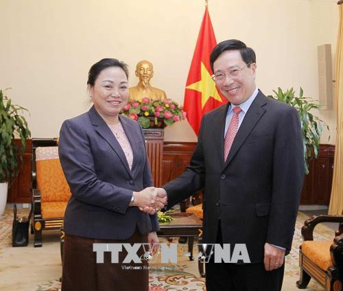 越南政府副总理兼外交部长范平明会见老挝外交副部长 ảnh 1 越南政府副总理兼外交部长范平明会见老挝外交副部长 ảnh 1
