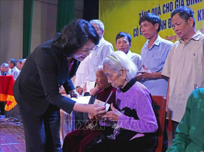 国家副主席邓氏玉盛向广义省优抚贫困家庭赠送慰问品 ảnh 1 国家副主席邓氏玉盛向广义省优抚贫困家庭赠送慰问品 ảnh 1