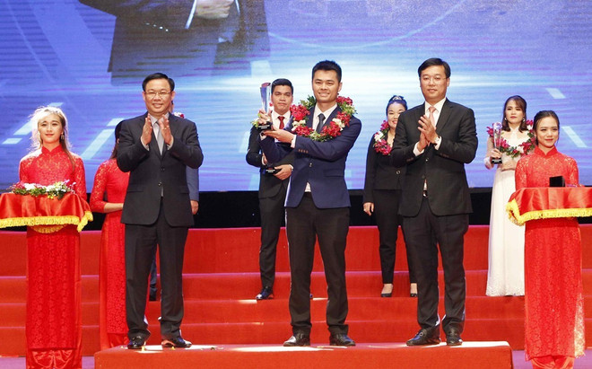 政府副总理王廷惠向2018年优秀创业青年企业家授予奖励 ảnh 2