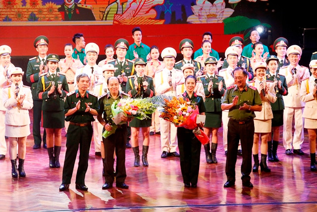 “坚定对党的信心”艺术活动在河内举行 ảnh 2 “坚定对党的信心”艺术活动在河内举行 ảnh 2