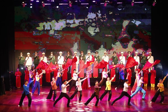 “坚定对党的信心”艺术活动在河内举行 ảnh 1 “坚定对党的信心”艺术活动在河内举行 ảnh 1