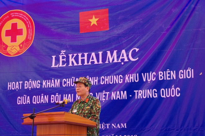 越中两军开展边境联合义诊活动 ảnh 1