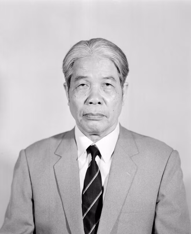 原越共中央总书记杜梅国葬期间停止一切娱乐活动 前来悼念的代表团只戴黑纱 不送花圈 ảnh 1
