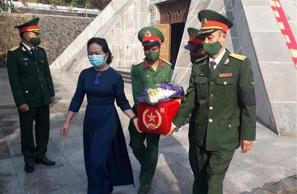 崑嵩省为抗美英烈举行追悼会和安葬仪式 ảnh 1