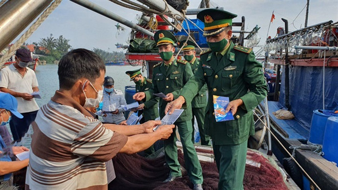 边防力量积极向渔民普法律讲安全 ảnh 1