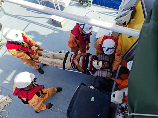 庆和省:将海上遇险渔民安全送上岸 ảnh 1 庆和省:将海上遇险渔民安全送上岸 ảnh 1