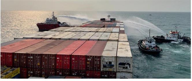 外籍集装箱船火灾被扑灭 船主向越南救援队致信感谢 ảnh 1