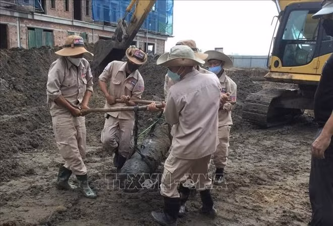 挪威人民援助组织提供300亿越盾协助广治省克服战后遗留炸弹地雷后果 ảnh 1