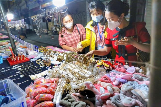 还剑湖步行街“苏醒” 首都居民兴奋不已 ảnh 2 还剑湖步行街“苏醒” 首都居民兴奋不已 ảnh 2