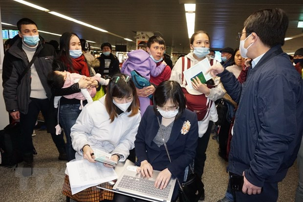 运载疏散到波兰和洛曼尼亚近600名旅乌越侨的2加撤侨航班安全回国 ảnh 1 运载疏散到波兰和洛曼尼亚近600名旅乌越侨的2加撤侨航班安全回国 ảnh 1