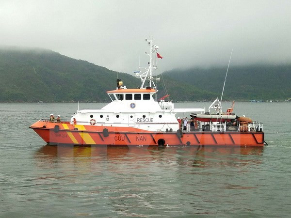 越南岘港市将遇险船员安全送上岸 ảnh 1 越南岘港市将遇险船员安全送上岸 ảnh 1