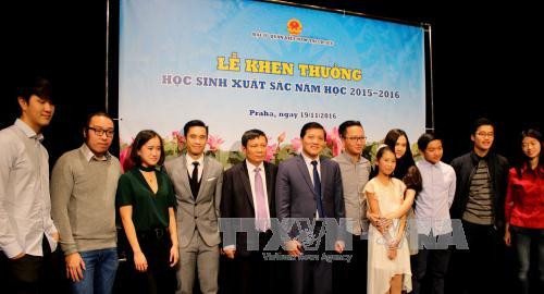 2015-2016学年越南优秀学生表彰大会在捷克举行 ảnh 1