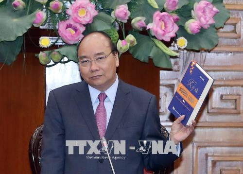 越南政府总理阮春福会见《军人记忆选集》编撰指导委员会 ảnh 1 越南政府总理阮春福会见《军人记忆选集》编撰指导委员会 ảnh 1