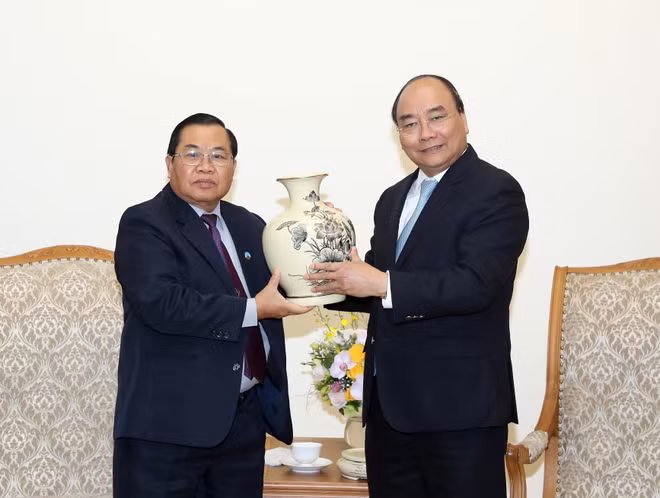 越南政府总理阮春福会见老挝国会副主席森暖• 赛雅拉 ảnh 2