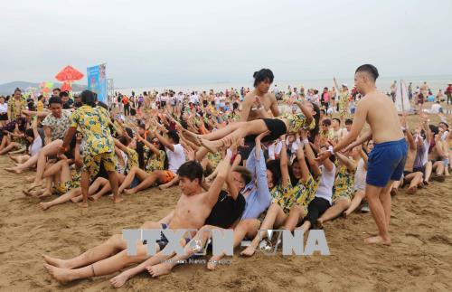 2018年越南夏令营：旅外越侨青年代表团探访胡伯伯老家 ảnh 2