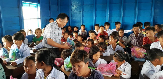 柬埔寨越侨水上教室竣工落成 为多名越侨子女圆上学之梦 ảnh 1