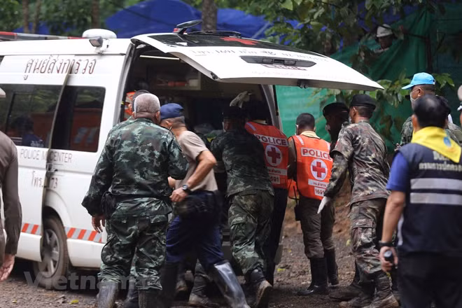 被困在洞穴里的剩余5名泰国少年球员身体状态良好 ảnh 1