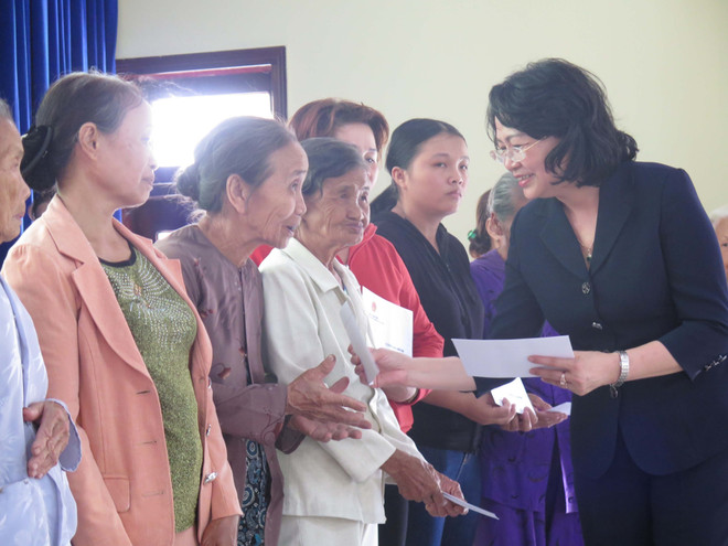 越南国家副主席邓氏玉盛前往广南省实地调研国家有功者政策履行情况 ảnh 1 越南国家副主席邓氏玉盛前往广南省实地调研国家有功者政策履行情况 ảnh 1