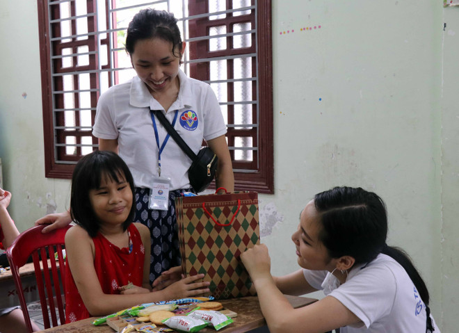 旅外越侨青年代表团参观世界文化遗产会安古镇 ảnh 2 旅外越侨青年代表团参观世界文化遗产会安古镇 ảnh 2